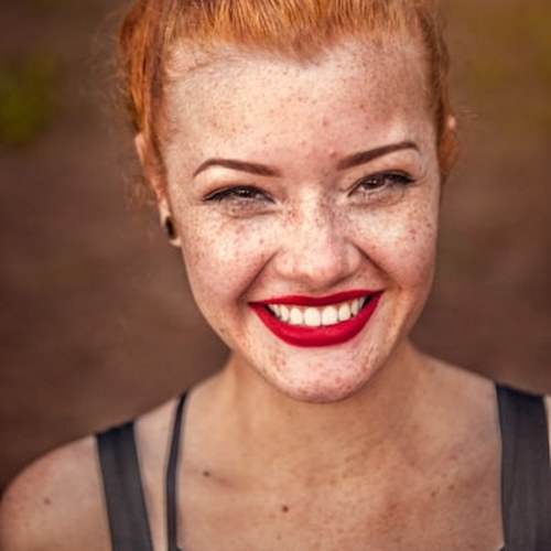 Dra. Elena Marsh, principal dentista estética da Pearl, sorrindo